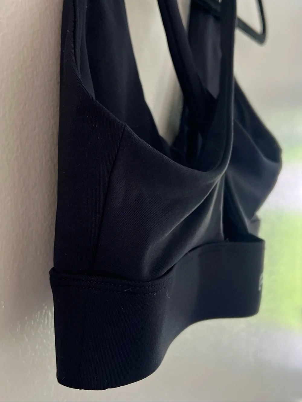 Fabletics Oasis Strappy Twist Sports Bra Athleisure for Gym, Running or Workouts
